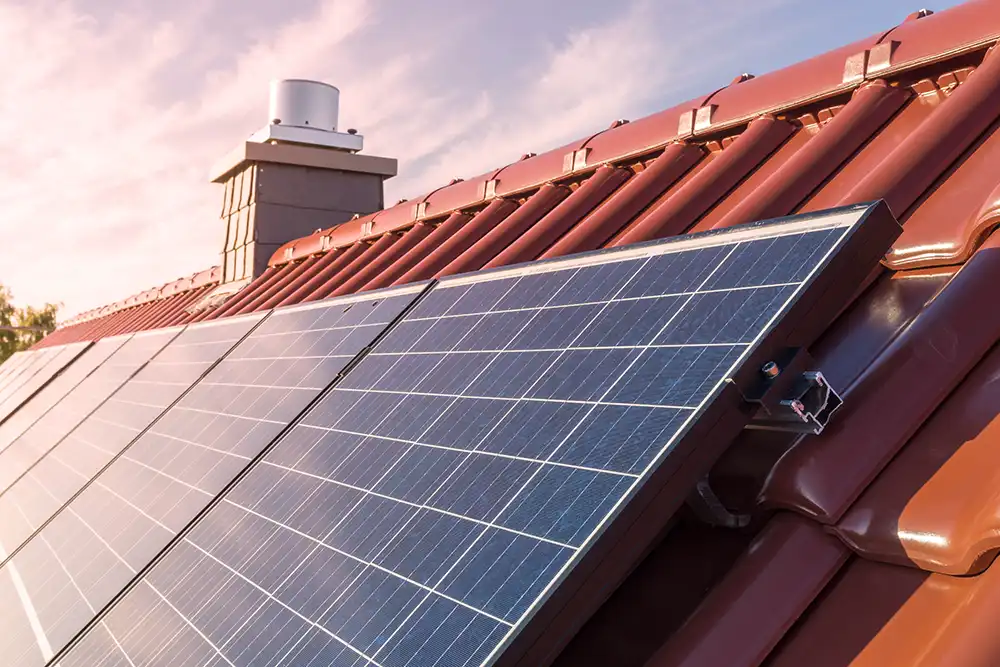 Solarpaneele oder Fotovoltaikanlage auf dem Dach eines Hauses